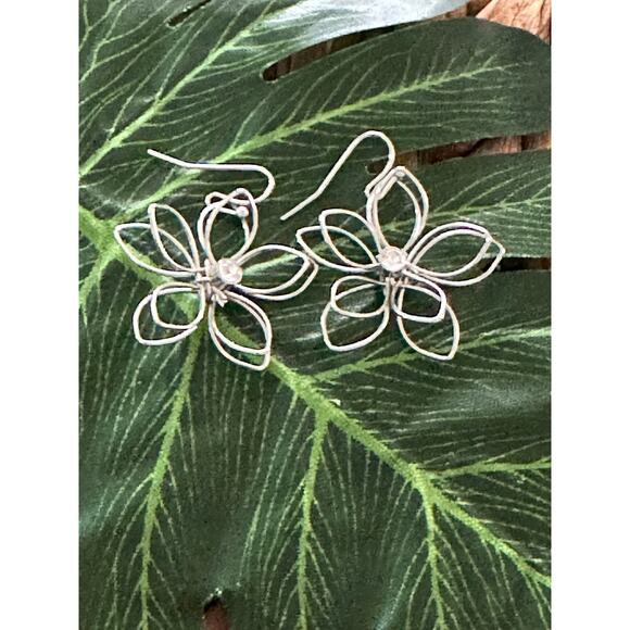 BOGO FREE UNIQUE SILVER FLORAL EARRINGS - Picture 3 of 7